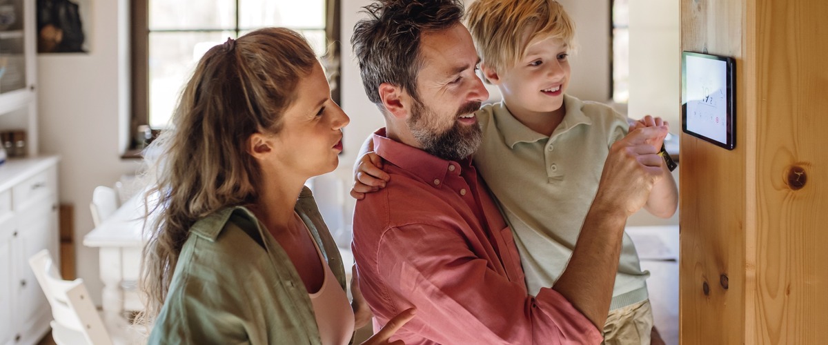 Familie nutzt Smart Home Tablet im Haus