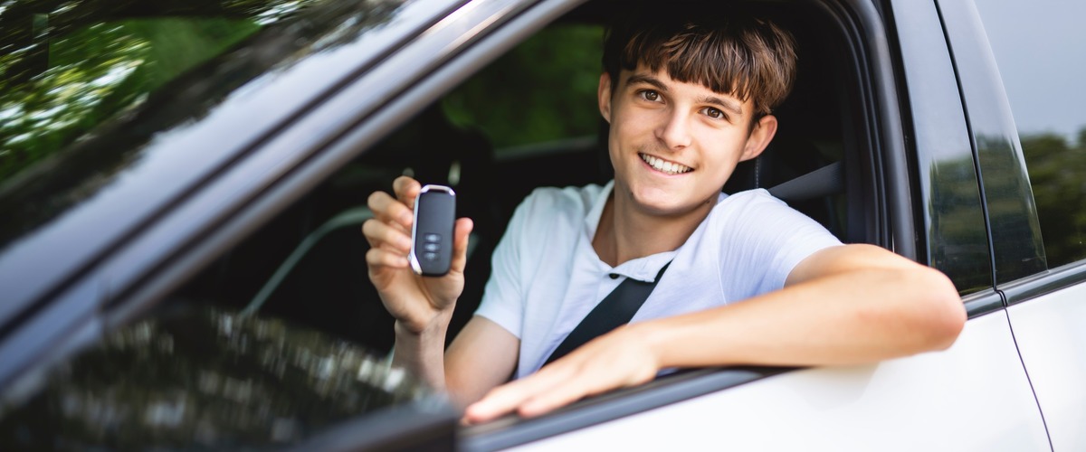 Junger Autofahrer zeigt seinen Autoschlüssel