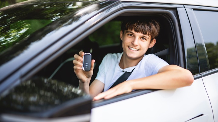 Junger Autofahrer zeigt seinen Autoschlüssel